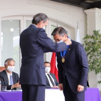 El Presidente de la Junta Directiva, Carlos Williamson, entrega el medallón rectoral al Rector Sergio Mena.