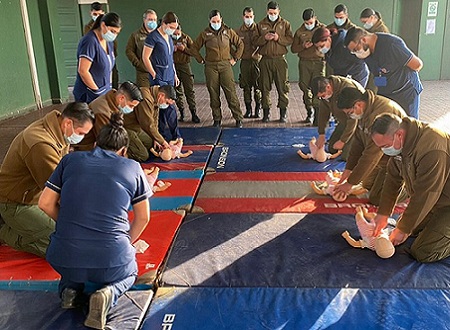 Estudiantes de Enfermería UGM participan en capacitación en primeros auxilios a Carabineros