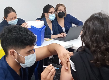Estudiantes de Enfermería UGM apoyaron campaña de vacunación contra el Covid