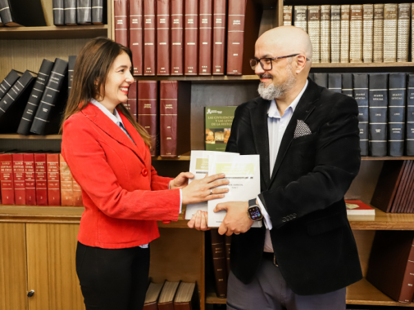 Profesor de Derecho UGM Gustavo Balmaceda Hoyos donó libros a colección de la Biblioteca UGM