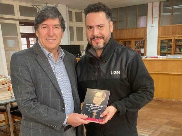 Marcial Sánchez, profesor de Formación Identitaria UGM donó libros de su autoría a la Biblioteca Gabriela Mistral