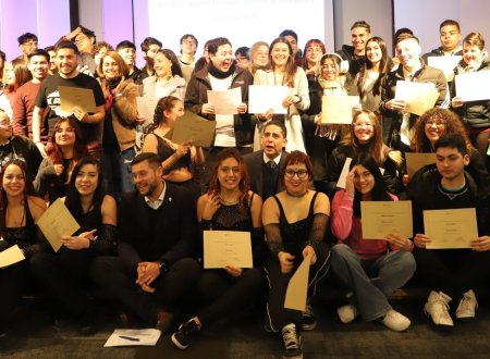 Estudiantes de la UGM reciben diplomas por su participación en talleres extracurriculares del primer semestre