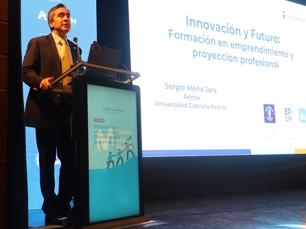 Rector Sergio Mena expuso en seminario “Empleabilidad y Emprendimiento” de CUP