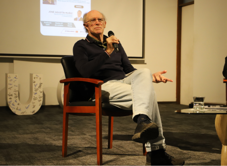 Alejandro Navas reflexiona sobre libertad de prensa y democracia en visita a la Universidad Gabriela Mistral